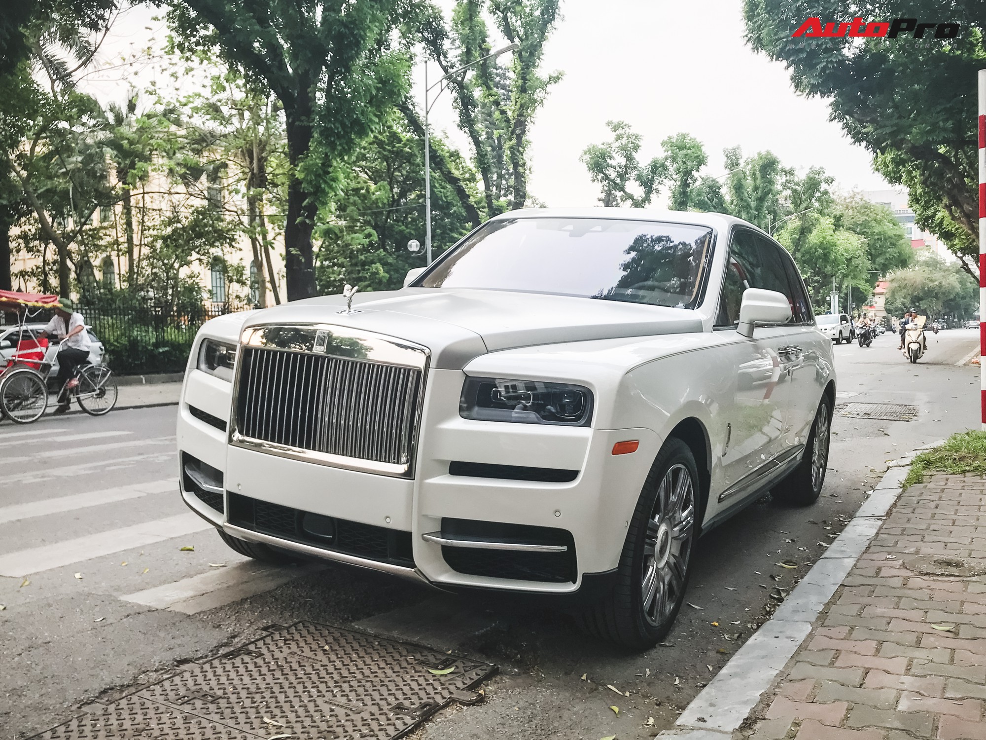 Vừa khui công, Rolls-Royce Cullinan đầu tiên Việt Nam đã cùng chủ nhân dạo phố Hà Nội