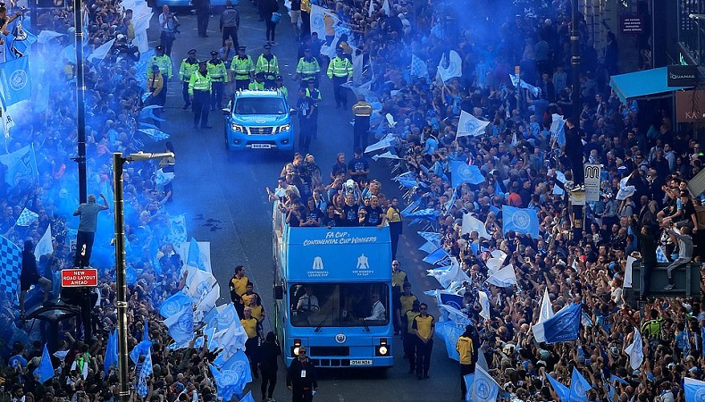 Man City nhuộm xanh thành Manchester trong lễ rước cúp hoành tráng