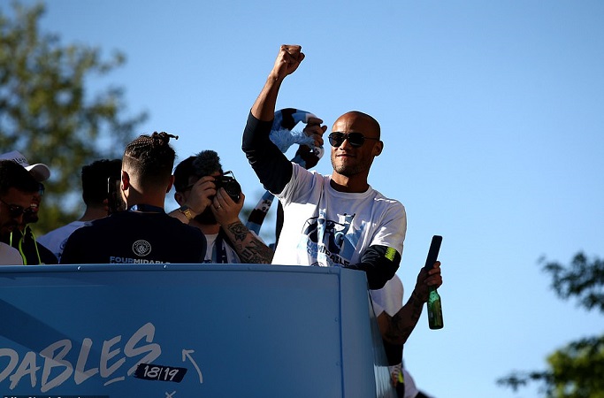 Man City nhuộm xanh thành Manchester trong lễ rước cúp hoành tráng