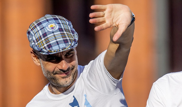 Man City nhuộm xanh thành Manchester trong lễ rước cúp hoành tráng