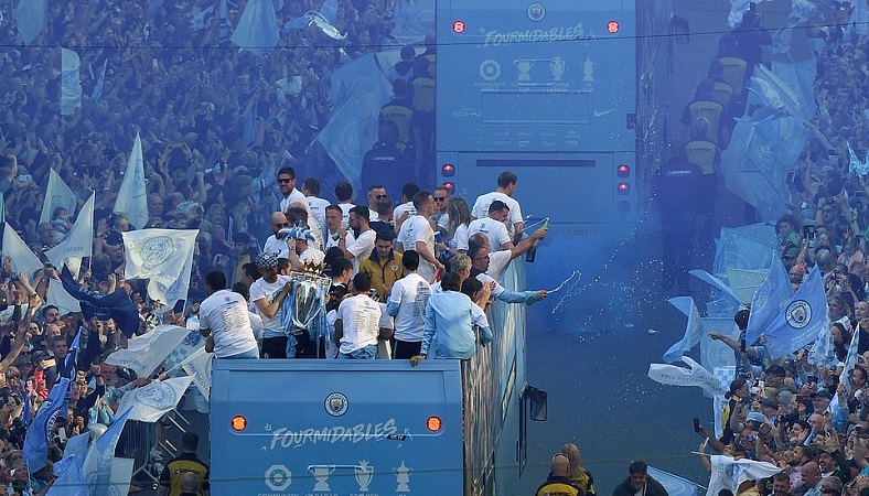 Man City nhuộm xanh thành Manchester trong lễ rước cúp hoành tráng