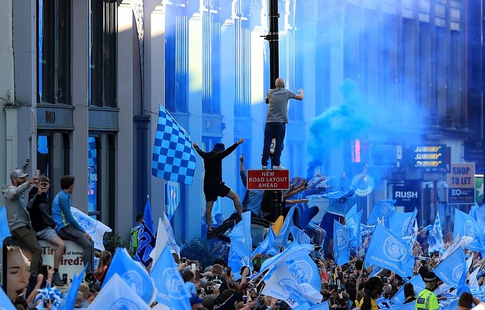 Man City nhuộm xanh thành Manchester trong lễ rước cúp hoành tráng