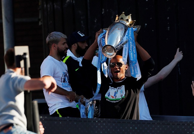 Man City nhuộm xanh thành Manchester trong lễ rước cúp hoành tráng