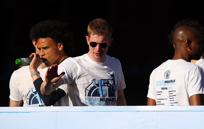 Man City nhuộm xanh thành Manchester trong lễ rước cúp hoành tráng