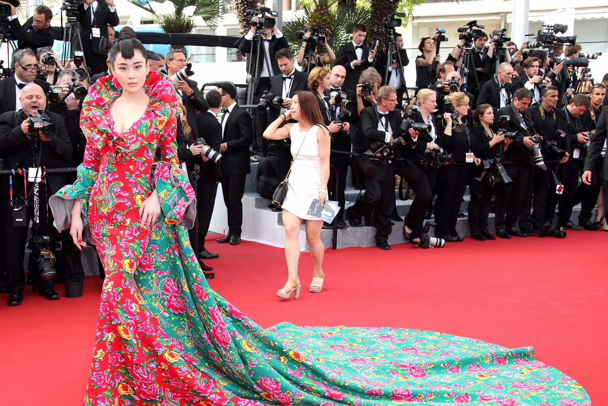 Vén màn mặt tối đằng sau Cannes danh giá: 'Ngày hội tiền lương' của gái mại dâm và cơ hội vàng cho những kẻ vô danh đổi đời - 3 Vén màn mặt tối đằng sau Cannes danh giá: 'Ngày hội tiền lương' của gái mại dâm và cơ hội vàng cho những kẻ vô danh đổi đời - 3