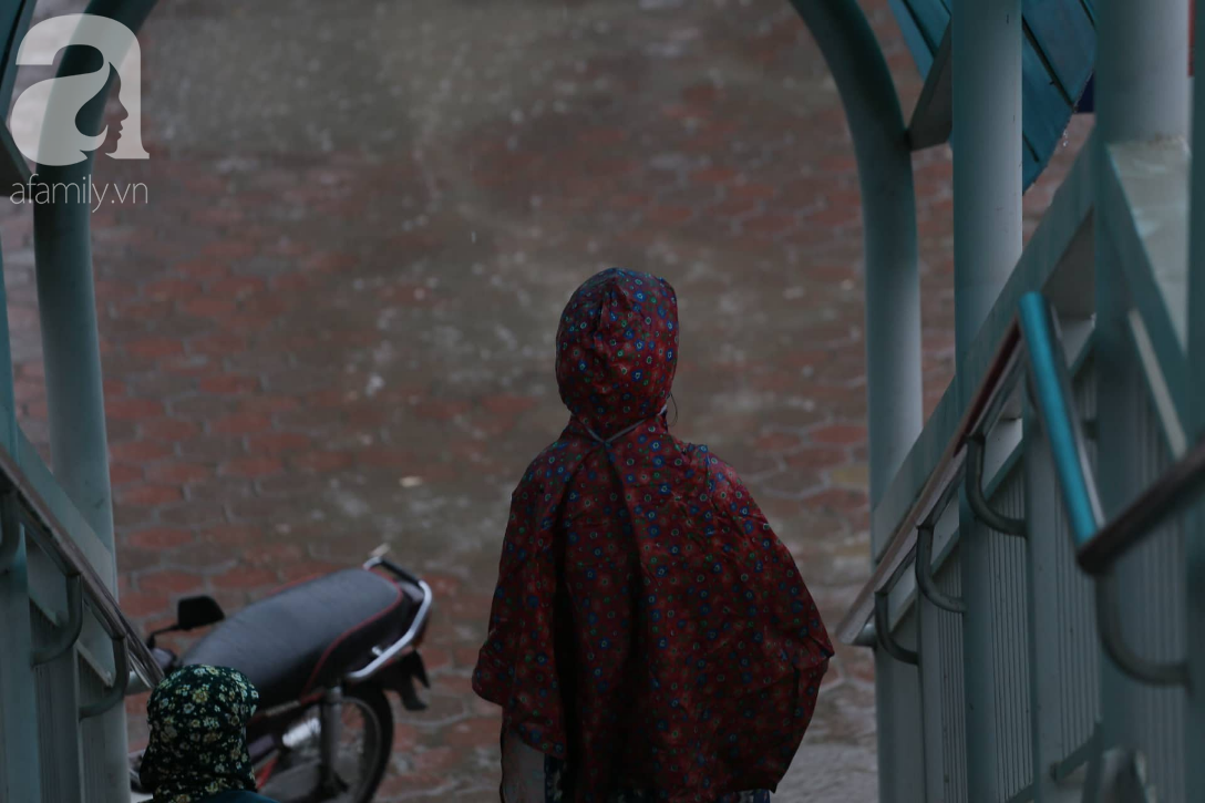 Mong mỏi đến hao mòn, cuối cùng Hà Nội cũng đã có mưa sau bao ngày nóng như chảo lửa