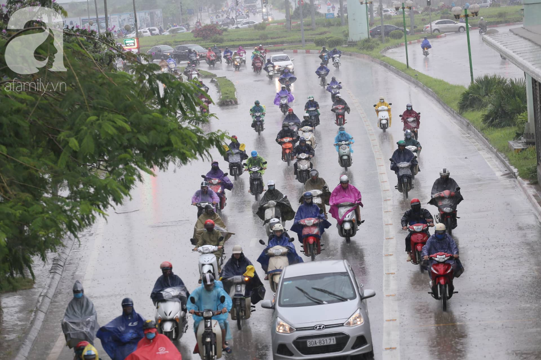 Mong mỏi đến hao mòn, cuối cùng Hà Nội cũng đã có mưa sau bao ngày nóng như chảo lửa