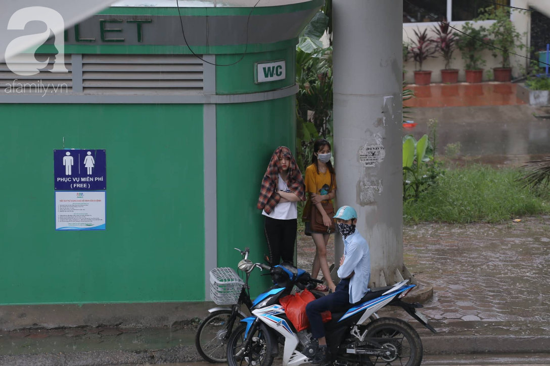 Mong mỏi đến hao mòn, cuối cùng Hà Nội cũng đã có mưa sau bao ngày nóng như chảo lửa