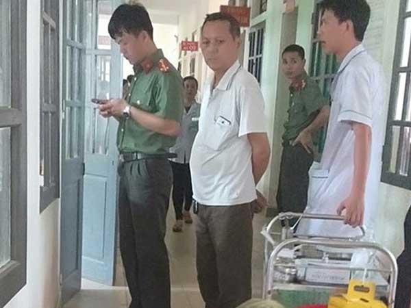 Nghi ghen tuông, chồng cầm dao đâm vợ trọng thương rồi châm lửa đốt nhà