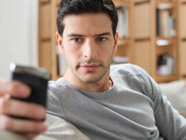 Nghi ngờ trong nhà có trộm, tôi lén lắp camera rồi choáng váng khi thấy bóng người đàn ông thường xuyên xuất hiện trong nhà mình