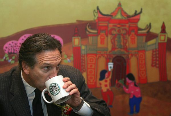Cựu CEO Starbucks: Từ kẻ nhặt rác, phải bán máu kiếm tiền tới tỷ phú cà phê - 3 Cựu CEO Starbucks: Từ kẻ nhặt rác, phải bán máu kiếm tiền tới tỷ phú cà phê - 3