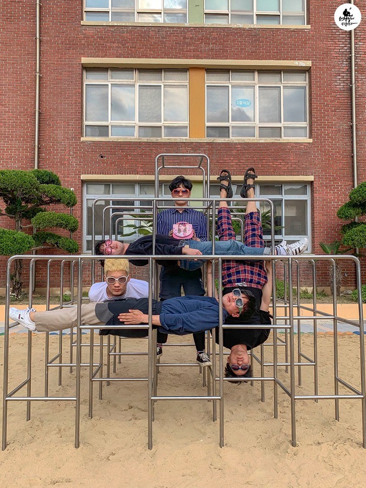 Con trai đi du lịch thì chụp ảnh sống ảo thế nào? Nhóm bạn này sẽ cho bạn gợi ý cực chất, vừa hài hước vừa không sợ đụng hàng