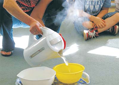 Nghệ An: Mẹ không để ý, bé trai 19 tháng tuổi uống phải nước sôi dẫn đến tử vong thương tâm