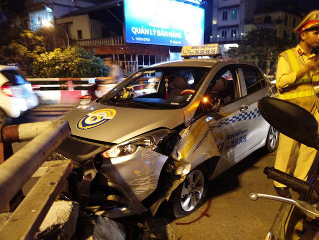 Hà Nội: Nam tài xế ngủ gật, xe taxi đâm vào thành cầu Chương Dương