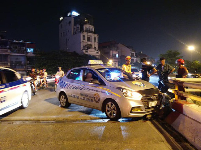 Hà Nội: Nam tài xế ngủ gật, xe taxi đâm vào thành cầu Chương Dương