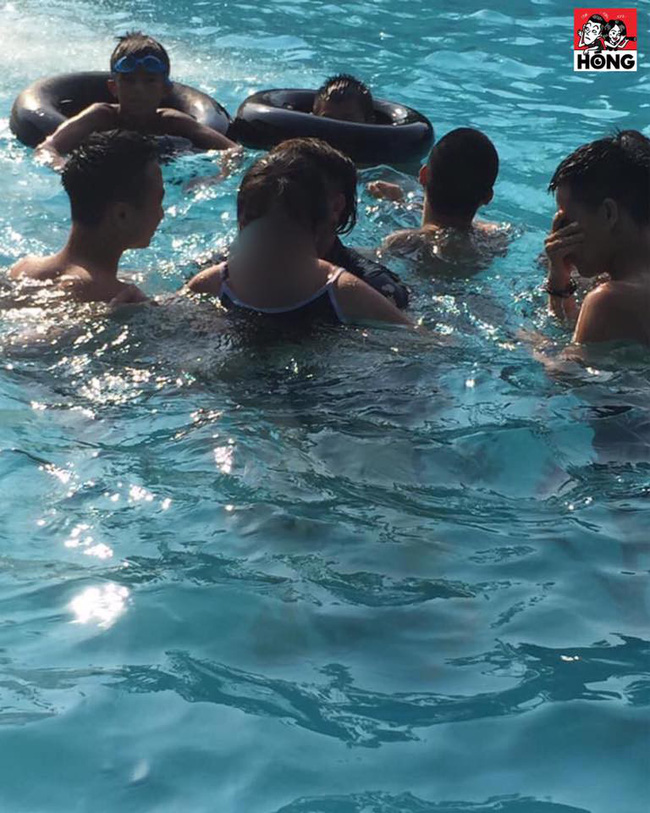 Đi bể bơi công cộng, cô gái bị cả đám trai lạ quây kín, trêu chọc, còn chụp ảnh lưu giữ chiến tích