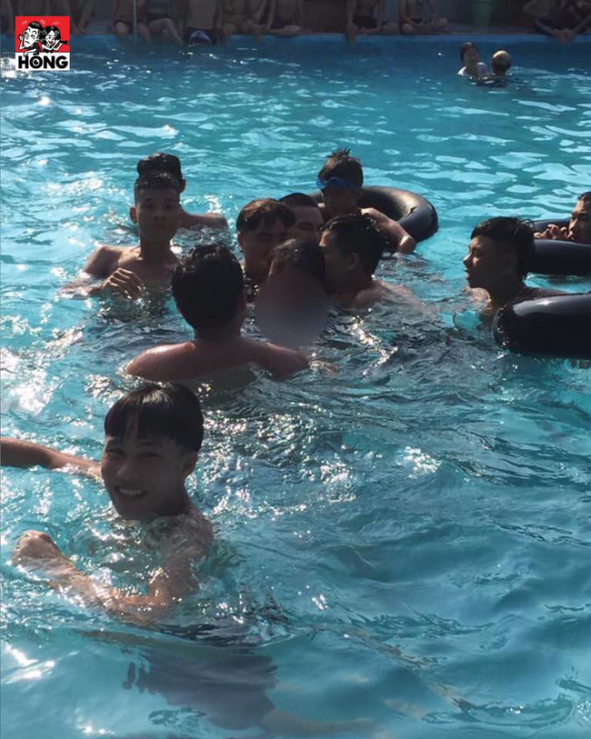 Đi bể bơi công cộng, cô gái bị cả đám trai lạ quây kín, trêu chọc, còn chụp ảnh lưu giữ chiến tích