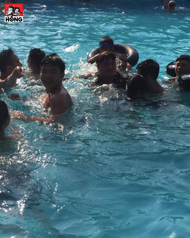 Đi bể bơi công cộng, cô gái bị cả đám trai lạ quây kín, trêu chọc, còn chụp ảnh lưu giữ chiến tích