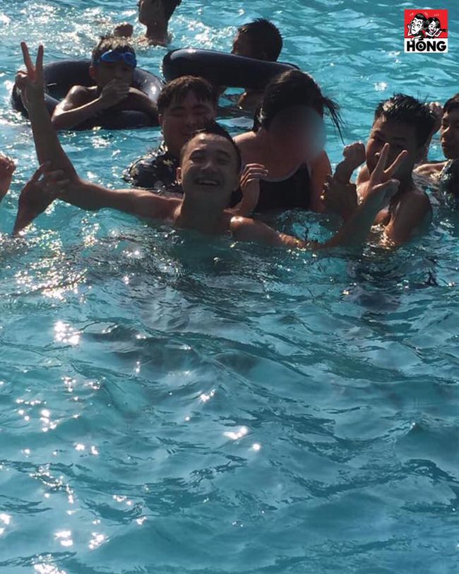 Đi bể bơi công cộng, cô gái bị cả đám trai lạ quây kín, trêu chọc, còn chụp ảnh lưu giữ chiến tích