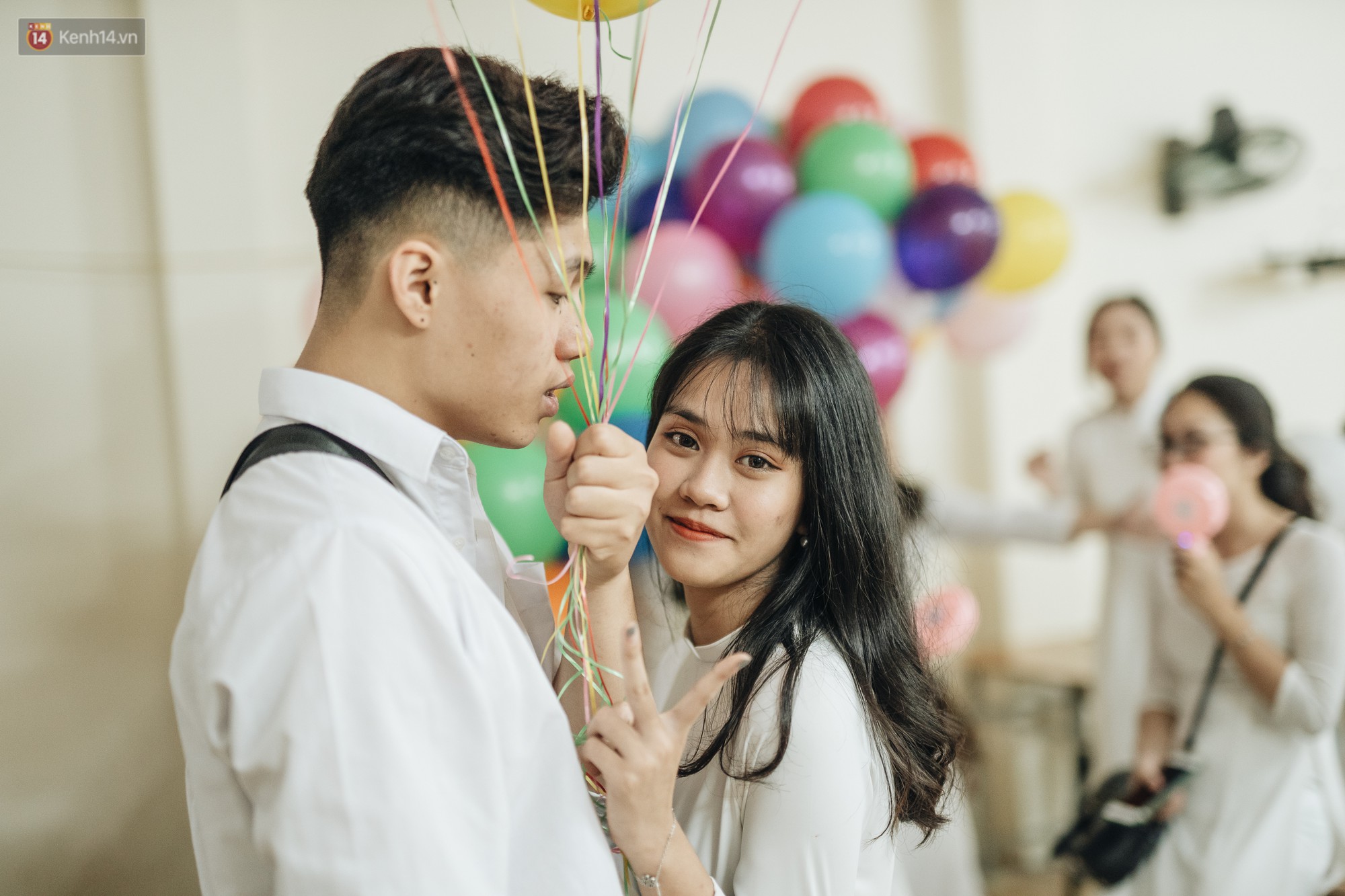 Mặc áo dài trắng đội mưa dự lễ bế giảng, dàn nữ sinh ngôi trường này gây thương nhớ vì quá xinh xắn