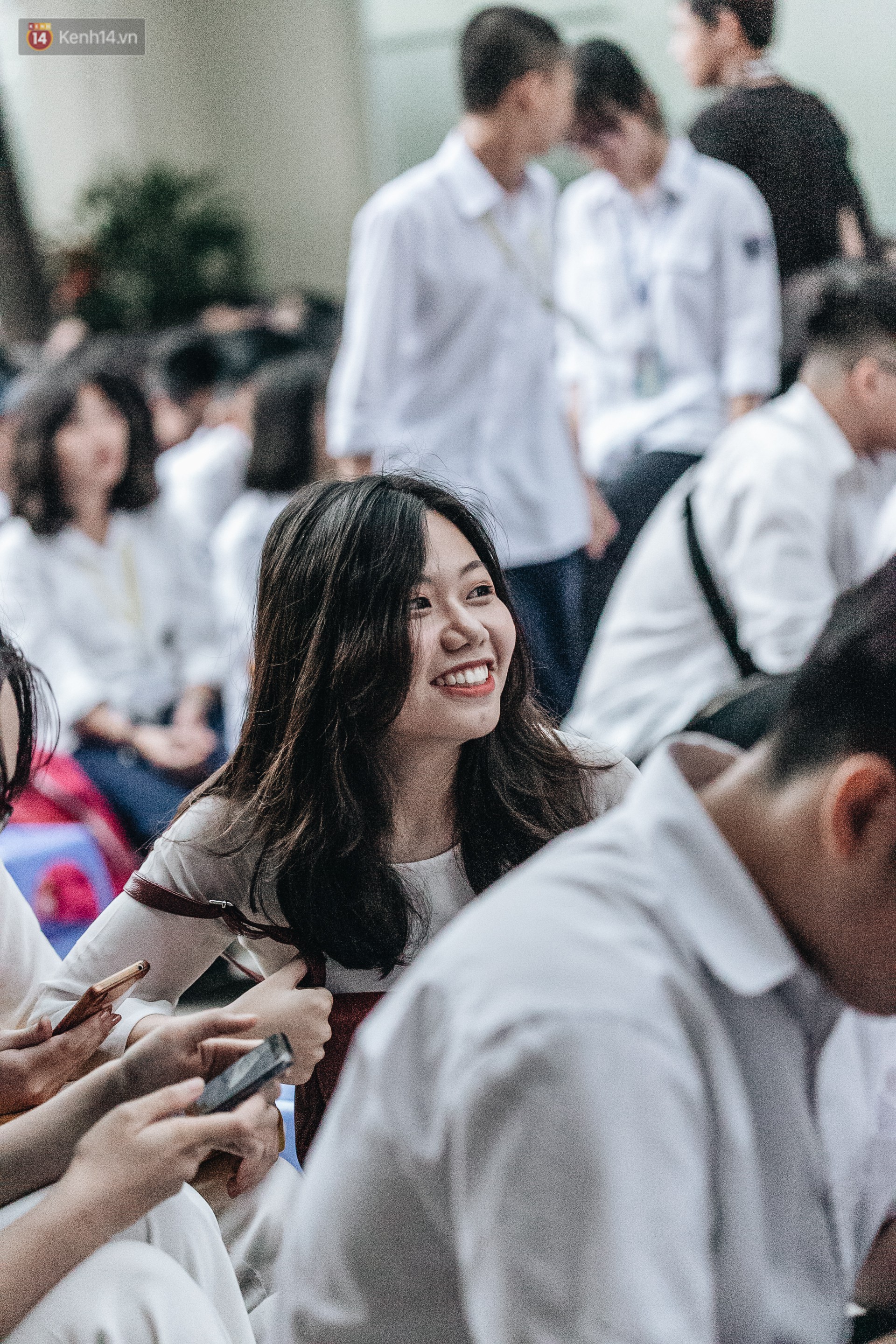 Mặc áo dài trắng đội mưa dự lễ bế giảng, dàn nữ sinh ngôi trường này gây thương nhớ vì quá xinh xắn