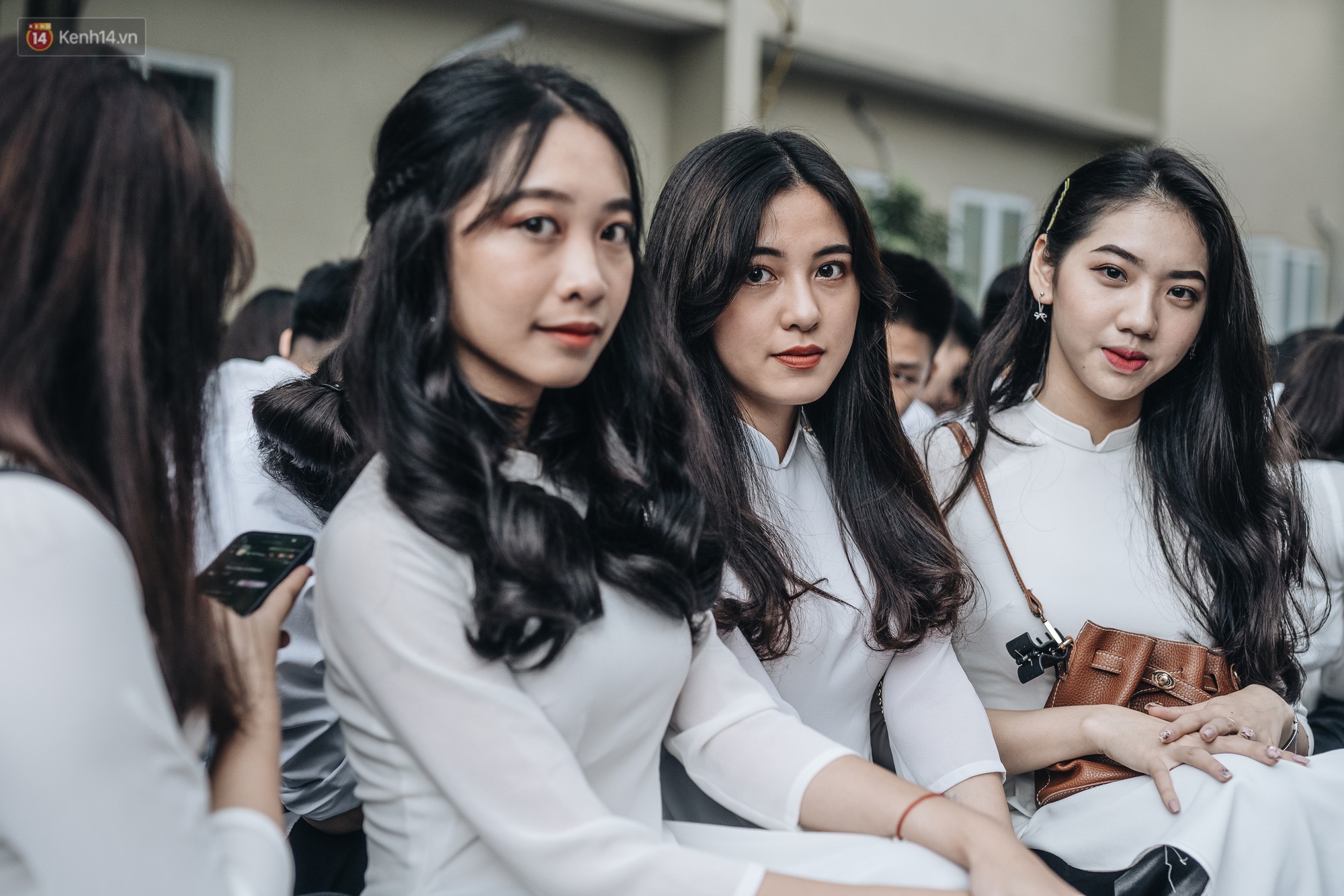 Mặc áo dài trắng đội mưa dự lễ bế giảng, dàn nữ sinh ngôi trường này gây thương nhớ vì quá xinh xắn