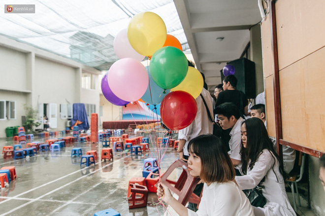 Mặc áo dài trắng đội mưa dự lễ bế giảng, dàn nữ sinh ngôi trường này gây thương nhớ vì quá xinh xắn