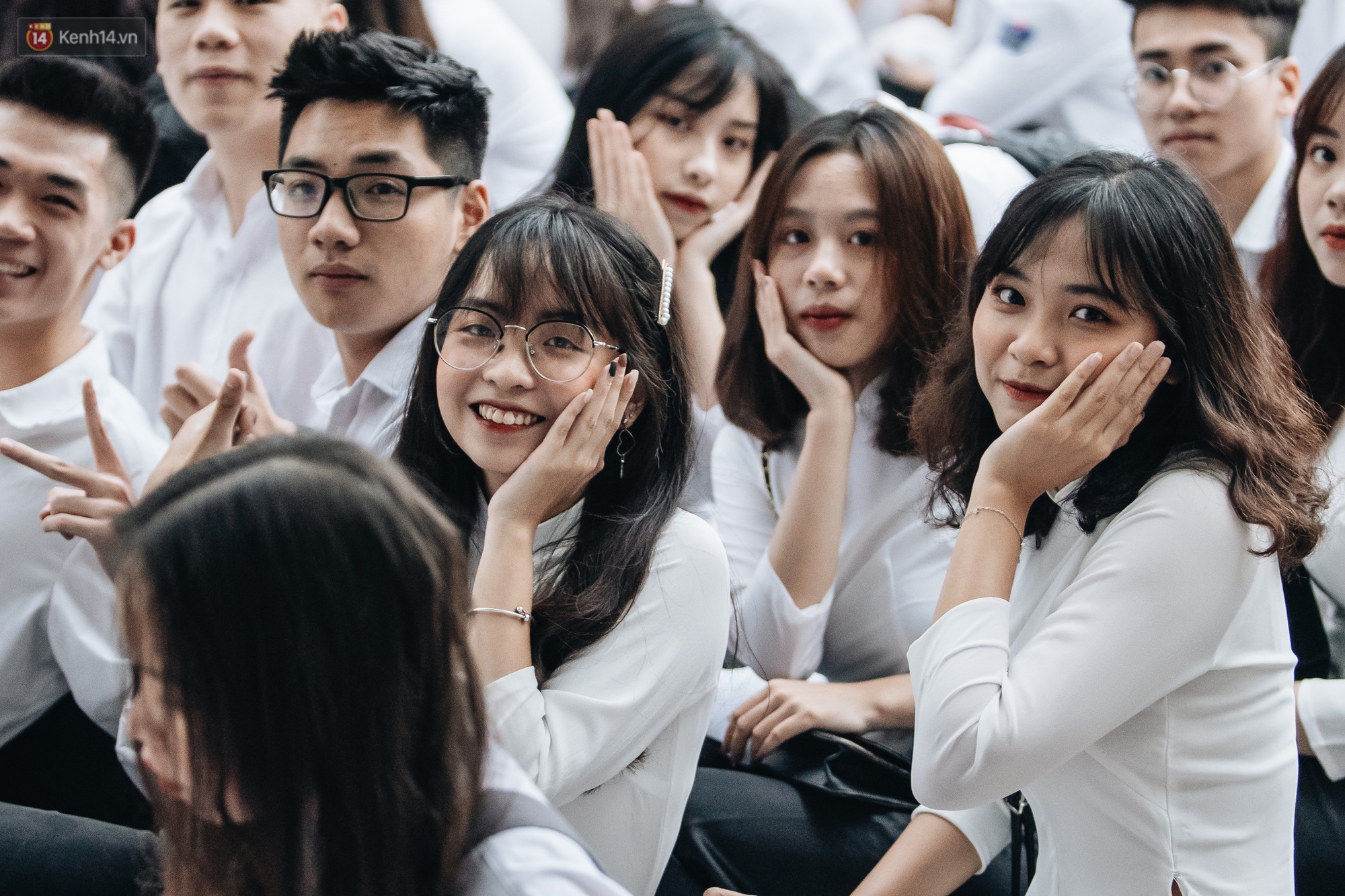 Mặc áo dài trắng đội mưa dự lễ bế giảng, dàn nữ sinh ngôi trường này gây thương nhớ vì quá xinh xắn