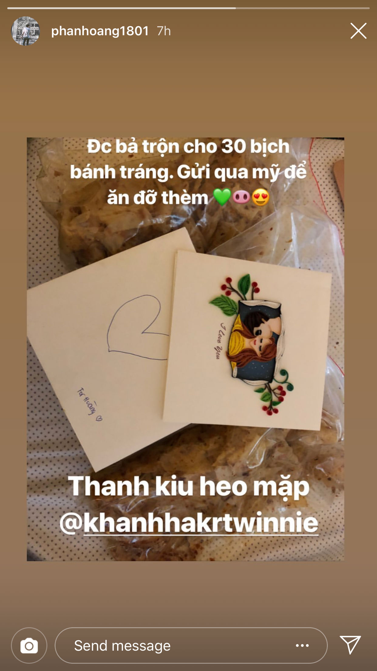 Lãng mạn khi yêu kiểu Rich Kid: Phan Hoàng được bạn gái tận tay trộn hẳn 30 bịch bánh tráng, gửi sang Mỹ ăn cho đỡ thèm