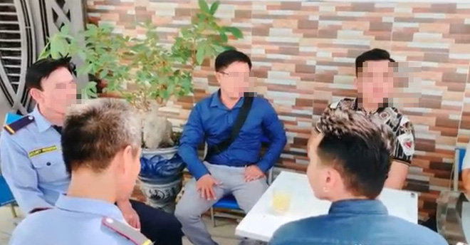 Thanh niên Việt kiều đến tận nơi xin lỗi 2 nhân viên bảo vệ: Con không khinh mấy chú, con cũng tự làm đủ nghề mới có tiền