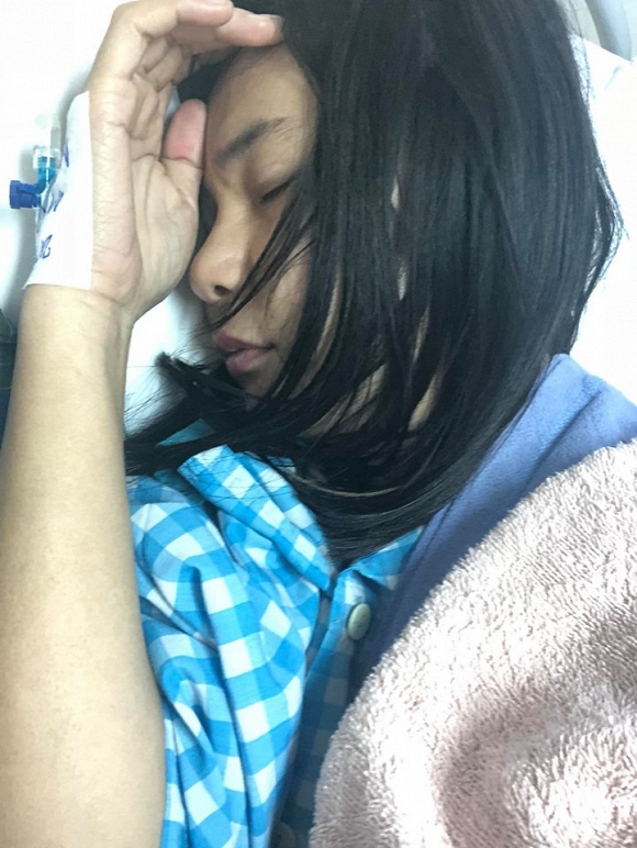 Cát Phượng nằm bất tỉnh trong phòng cấp cứu của bệnh viện, sức khỏe vẫn chưa ổn