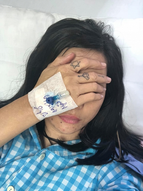 Cát Phượng nằm bất tỉnh trong phòng cấp cứu của bệnh viện, sức khỏe vẫn chưa ổn