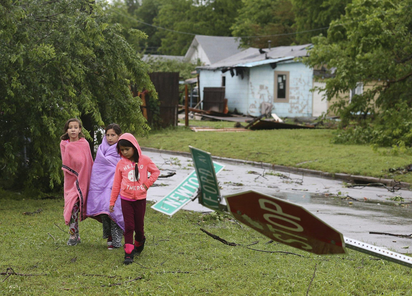 Bão lớn kèm vòi rồng quét qua miền Trung nước Mỹ