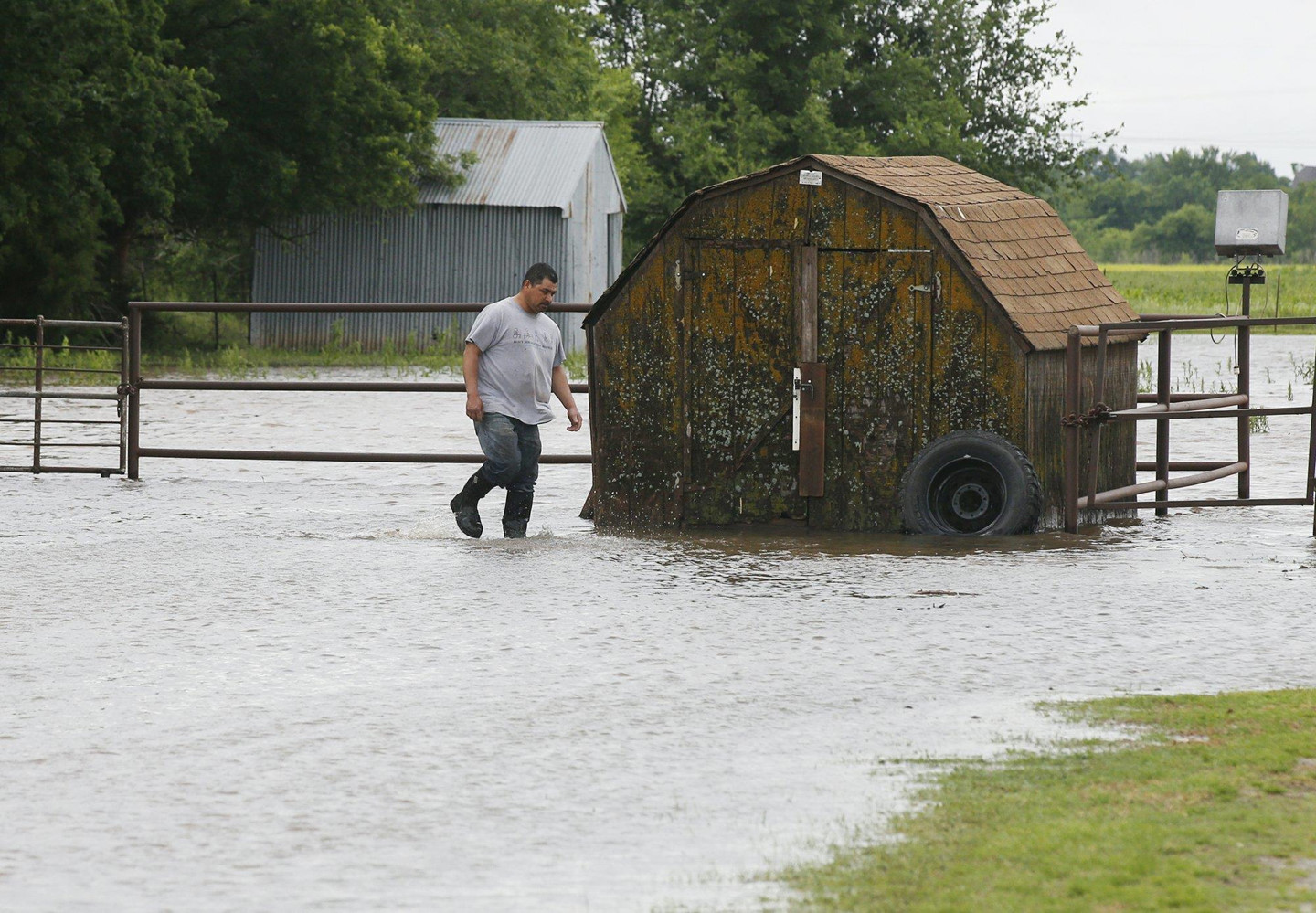 Bão lớn kèm vòi rồng quét qua miền Trung nước Mỹ