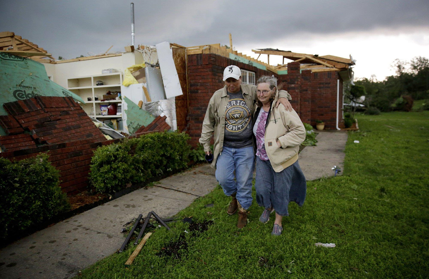 Bão lớn kèm vòi rồng quét qua miền Trung nước Mỹ