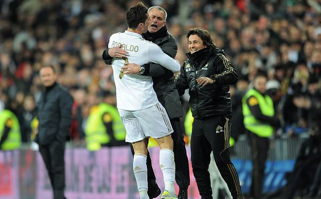 Tích cực lôi kéo Mourinho, Ronaldo muốn tạo dựng một 'đế chế' mới Tích cực lôi kéo Mourinho, Ronaldo muốn tạo dựng một 'đế chế' mới