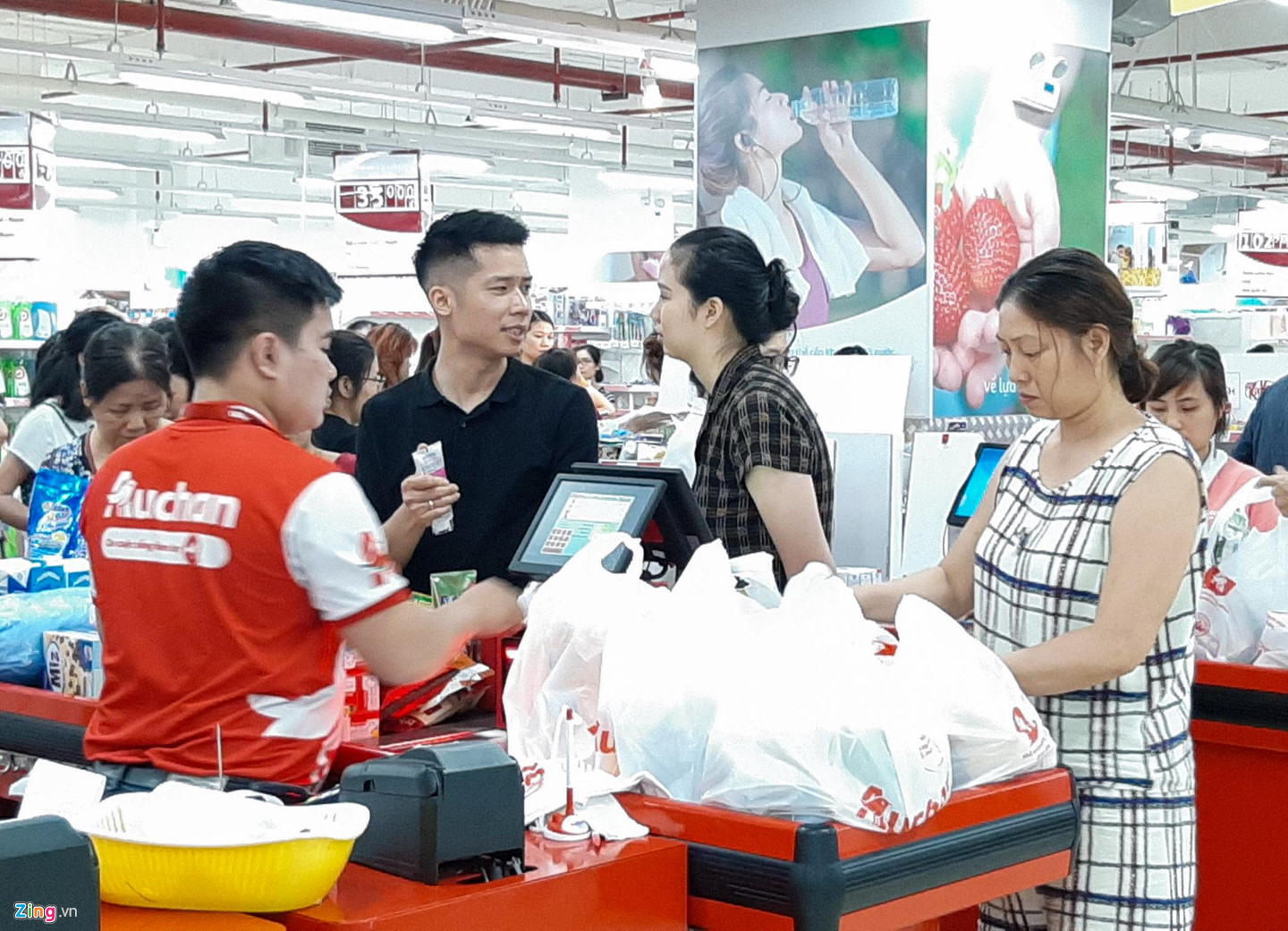 Video ảnh: Chen lấn vét hàng giảm giá 50% trước ngày Auchan đóng cửa