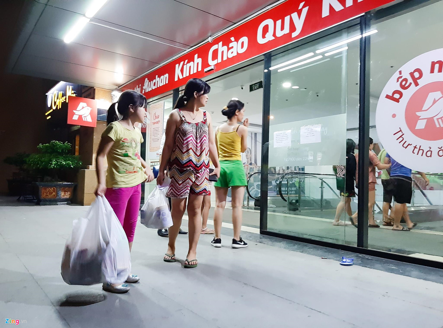 Video ảnh: Chen lấn vét hàng giảm giá 50% trước ngày Auchan đóng cửa