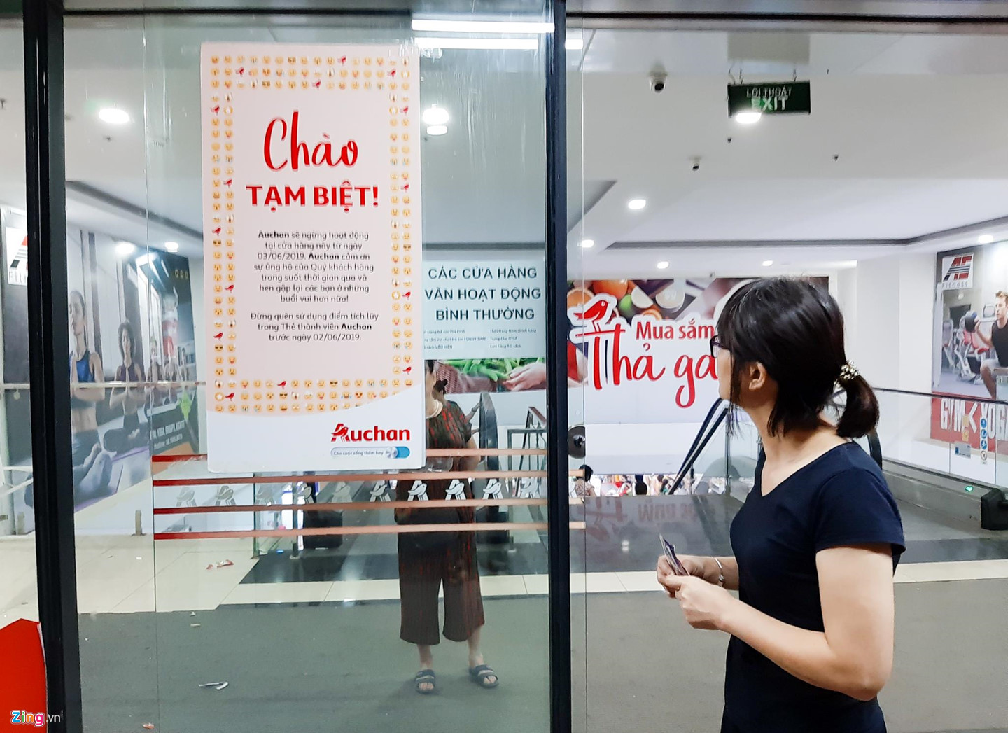 Video ảnh: Chen lấn vét hàng giảm giá 50% trước ngày Auchan đóng cửa