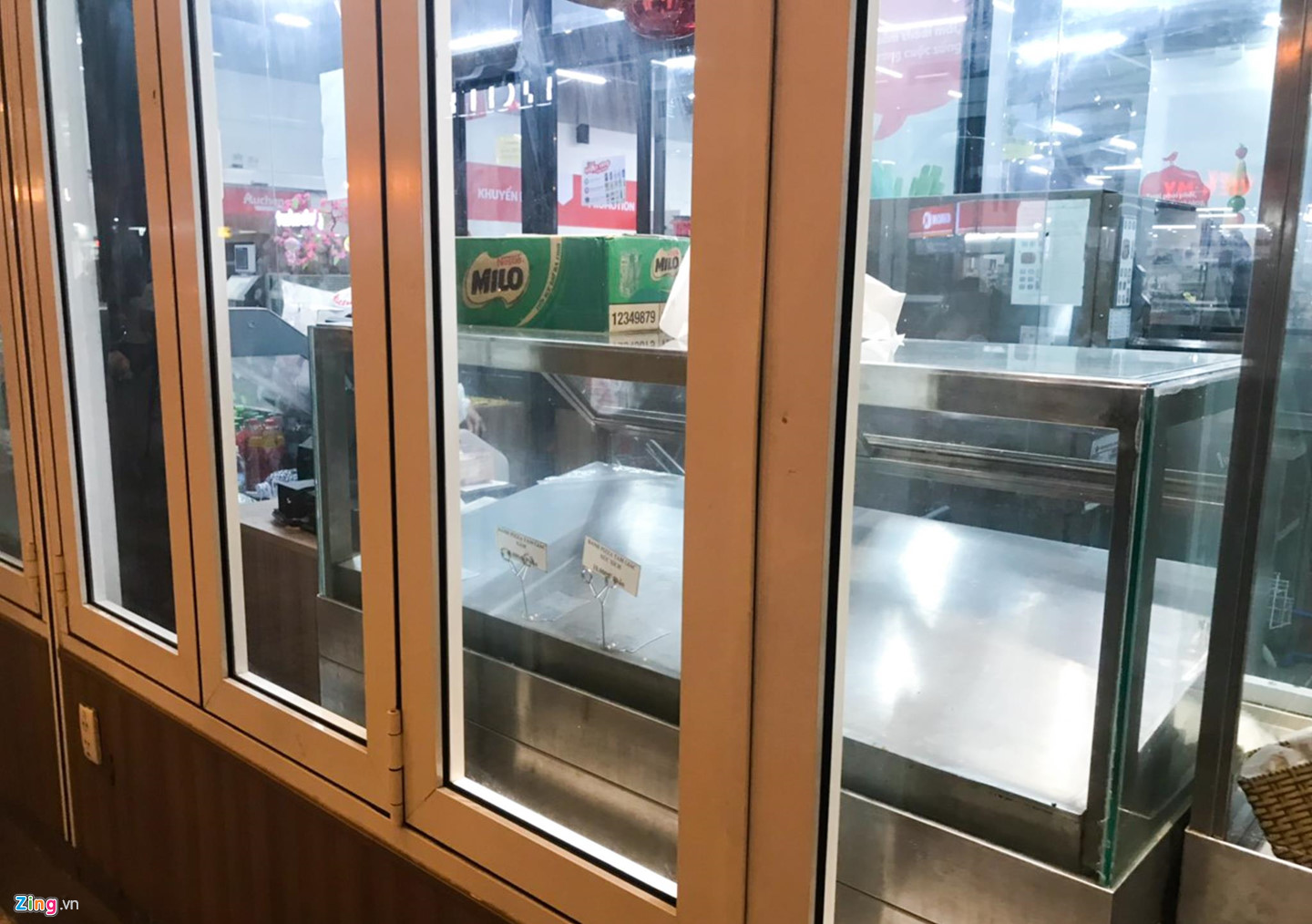 Video ảnh: Chen lấn vét hàng giảm giá 50% trước ngày Auchan đóng cửa