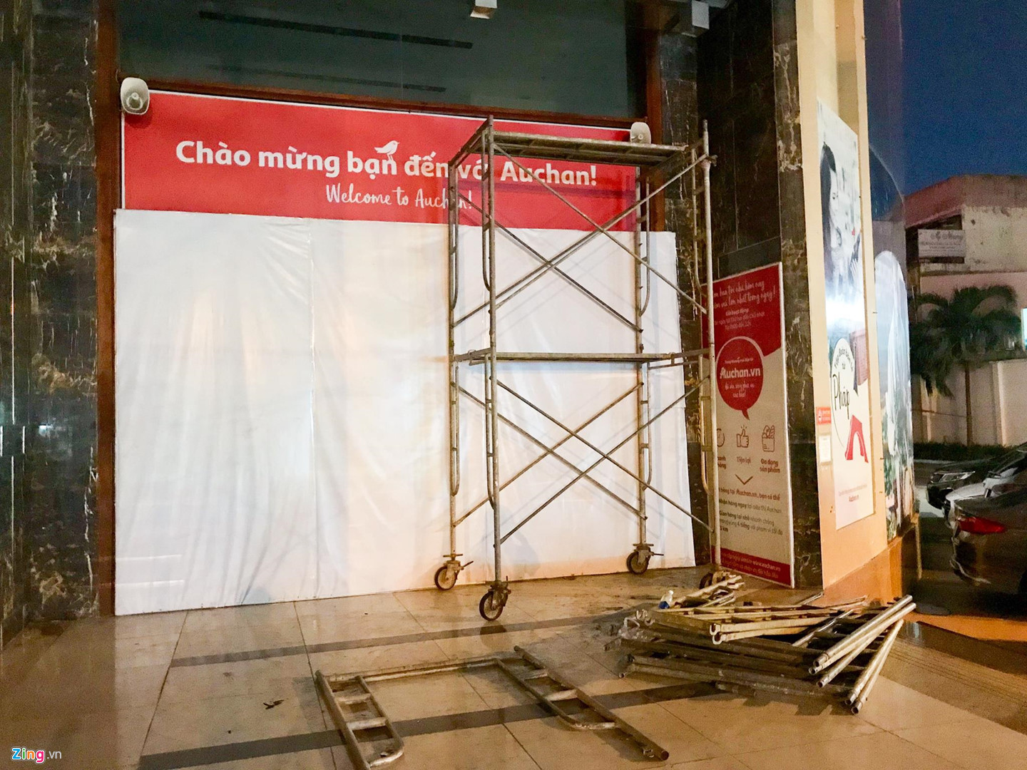 Video ảnh: Chen lấn vét hàng giảm giá 50% trước ngày Auchan đóng cửa