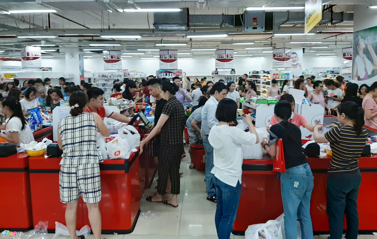 Video ảnh: Chen lấn vét hàng giảm giá 50% trước ngày Auchan đóng cửa