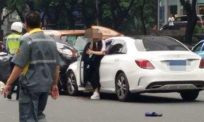 Video: Xe Mercedes vượt đèn đỏ tông 13 người bị thương