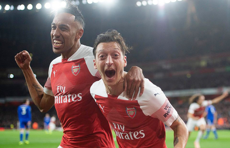 Arsenal cảnh báo nóng, Aubameyang và Ozil bị bán tháo