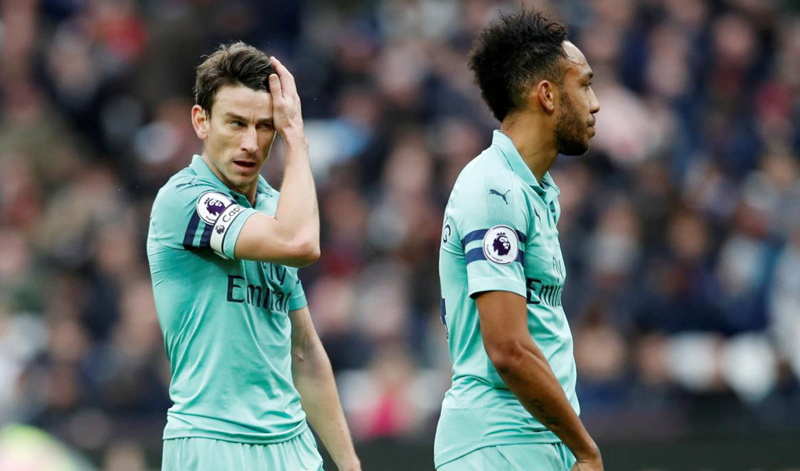 Arsenal cảnh báo nóng, Aubameyang và Ozil bị bán tháo