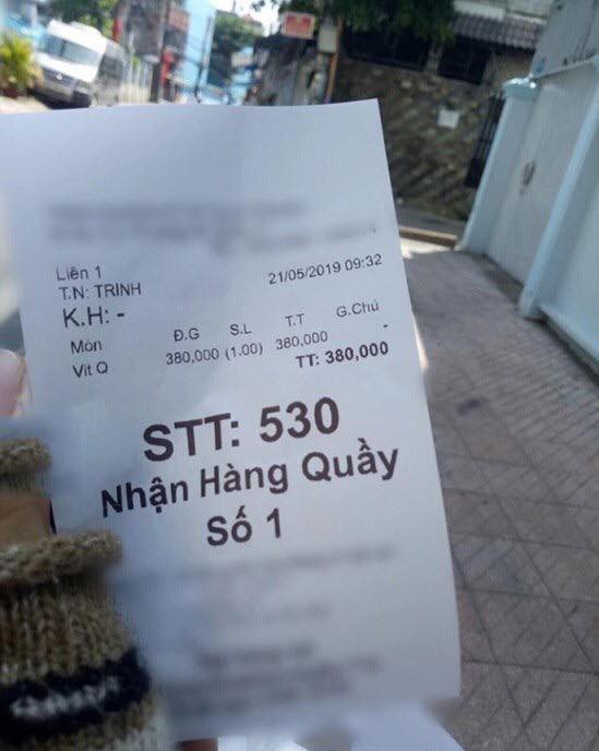 Bị thượng đế bom hàng và bữa vịt quay trị giá gần 400k đầy cay đắng của gia đình bác xe ôm công nghệ