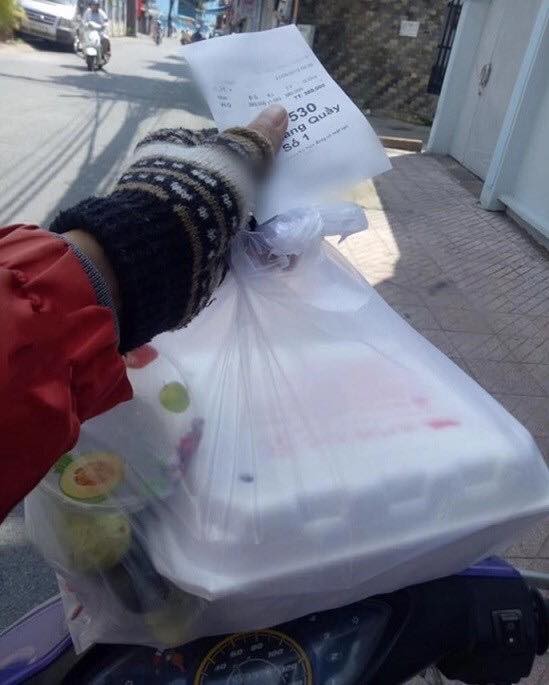 Bị thượng đế bom hàng và bữa vịt quay trị giá gần 400k đầy cay đắng của gia đình bác xe ôm công nghệ