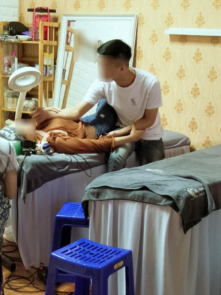 Thanh niên dẫn bạn gái đi xăm môi, ngồi bên cạnh nắm tay suốt 4 tiếng không buông: Người ghen tỵ hết nấc, người bĩu môi bảo 'làm màu' - 1 Thanh niên dẫn bạn gái đi xăm môi, ngồi bên cạnh nắm tay suốt 4 tiếng không buông: Người ghen tỵ hết nấc, người bĩu môi bảo 'làm màu' - 1
