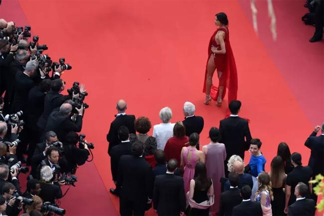 Top váy mặc như không tại Cannes 2019: Kẻ gợi cảm tuyệt đỉnh, người gây nhức mắt