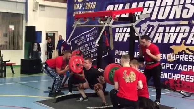 Rợn người đô cử người Nga gãy gập chân vì nâng tạ quá sức